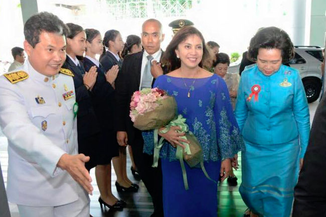 VP Leni receives Outstanding Woman Award in Thailand 3