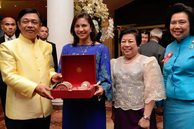VP Leni receives Outstanding Woman Award in Thailand 4