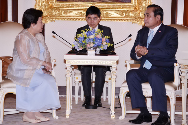 PHL Ambassador Bernardo-Aragon with Thailand PM Prayut